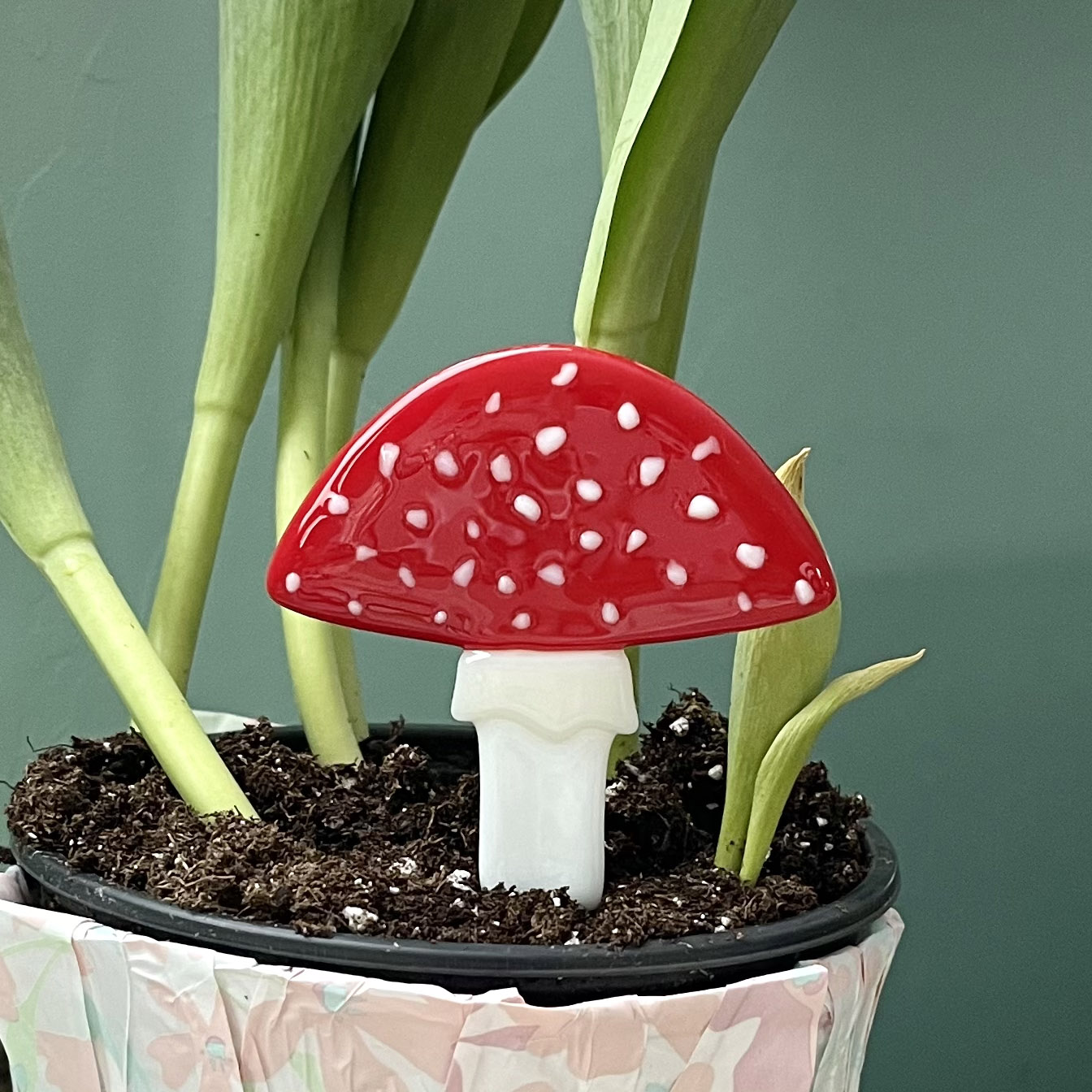 Accent Glass: Mushroom Plant Stake